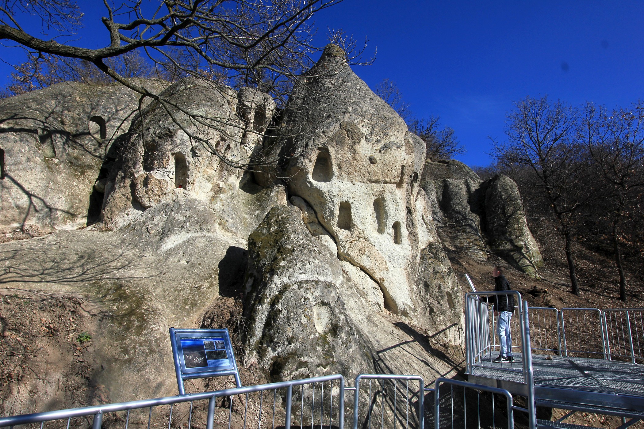 28. Szomolyai kaptárkövek.jpg